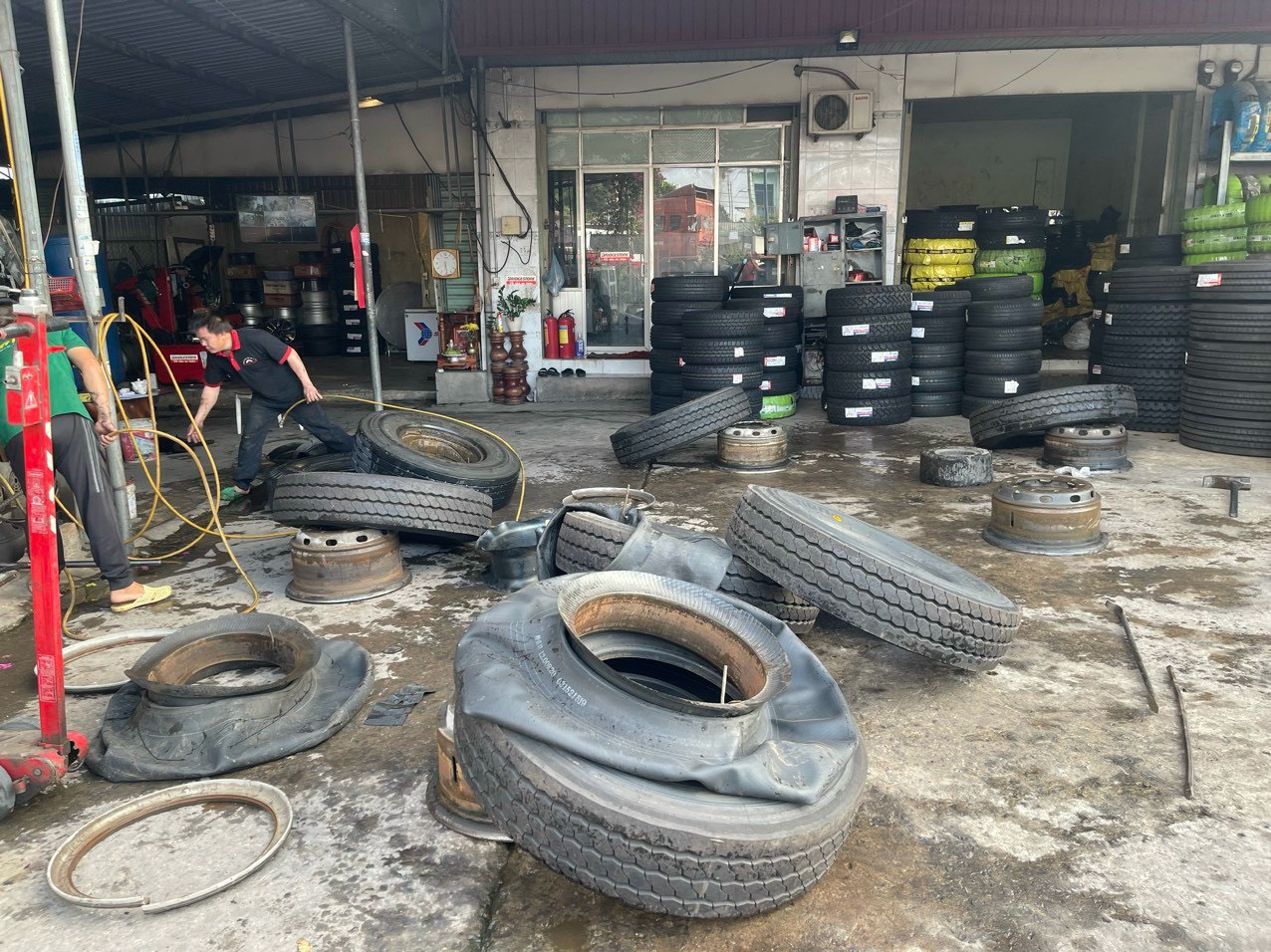 LỐP XE Ô TÔ, KINH NGHIỆM MUA VÀ BẢO DƯỠNG LỐP XE MỖI TÀI XÊ CẦN NẮM RÕ